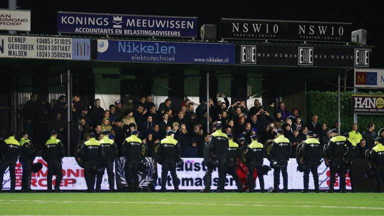 Politie voor het vak met de Osse supporters. (Foto: VI Images)