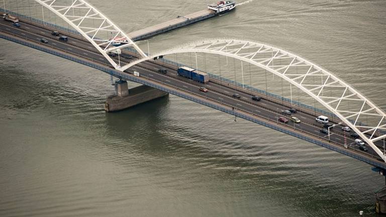 De vervanging van de Merwedebrug kost 56 miljoen euro meer dan begroot. (Foto: ANP)