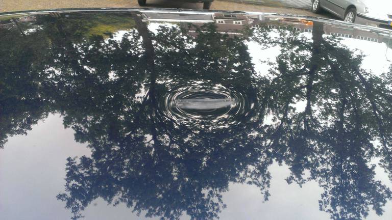 Schade aan één van de auto's. (Foto: politie)