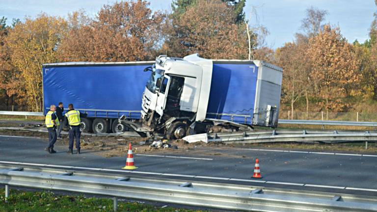Op de A67 is de vrachtwagen door de middenberm geschoten (foto: Harrie Grijseels/SQ Vision)