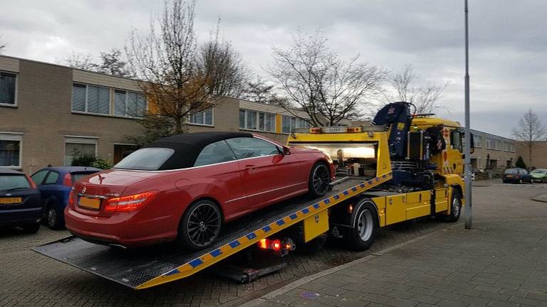 Een Mercedes werd in beslag genomen bij witwasonderzoek in Den Bosch (foto: Politie)