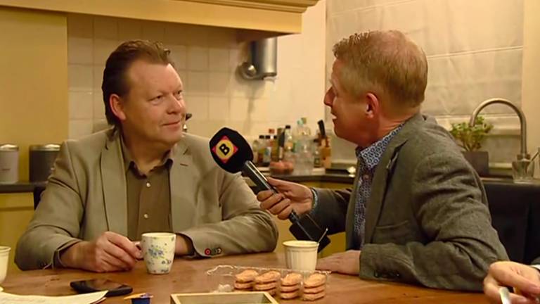 Eus Witlox aan ontbijttafel met onze verslaggever Jan Waalen.