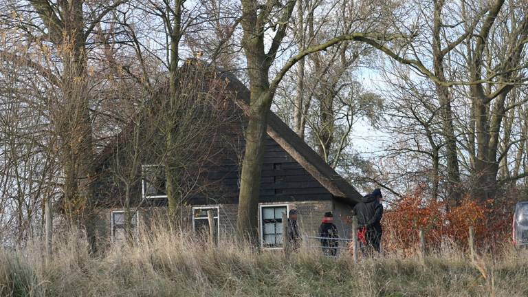 Rechereche bij het huisje in Hooge Zwaluwe (Foto Mathijs Bertens/ Stuve fotografie) 