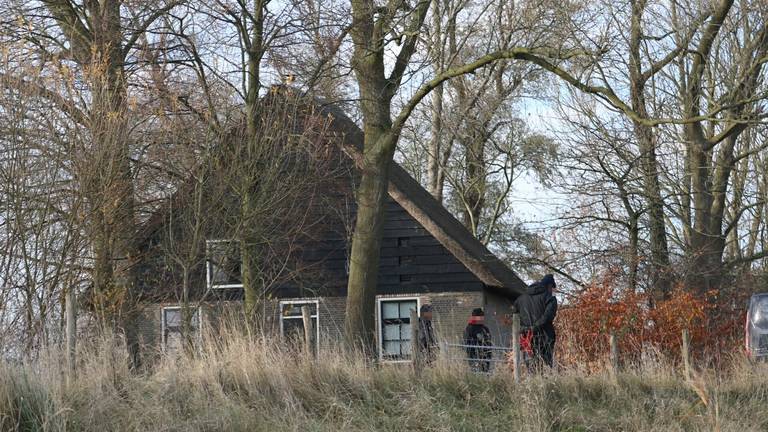 Rechereche bij het huisje in Hooge Zwaluwe (Foto Mathijs Bertens/ Stuve fotografie) 