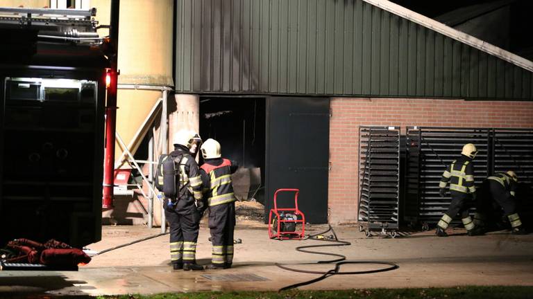 De brandweer bluste het vuur. (Foto: Bernt van Dongen/FPMB)