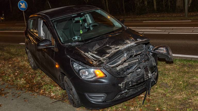 De zwaar beschadigde auto (foto: Jules Vorselaars/Persbureau JV Media).