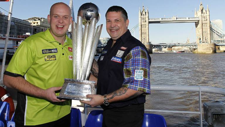 Michael van Gerwen en Gary Anderson met de beker (foto: Lawrence Lustig/PDC)