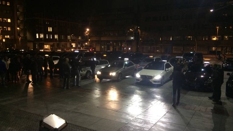 Boze taxichauffeurs protesteren bij stadhuis Eindhoven tegen voorkeursbehandeling elektrische taxi