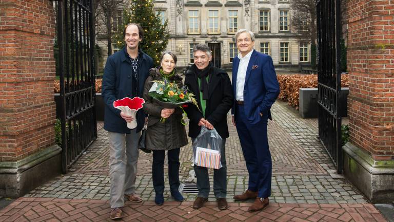 De gelukkige prijswinnaars gingen naar huis met een  cadeaupakket.