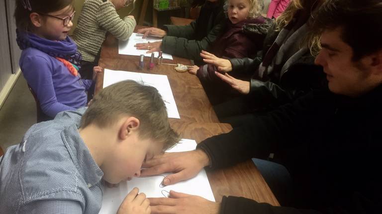 Heel Hapert lakt! Klasgenootjes Tijn zetten zijn actie voort op school