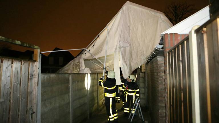 De tent landde op vier schuurtjes. (Foto: Erik Haverhals/FPMB)