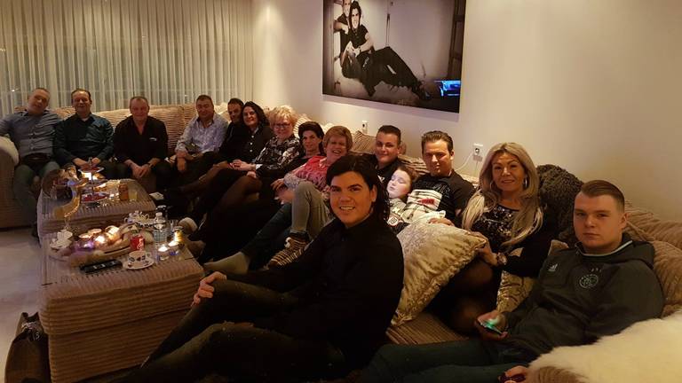 Roy Donders is gezellig met zijn familie kerst aan het vieren. (Foto: Facebook/Rian Donders)