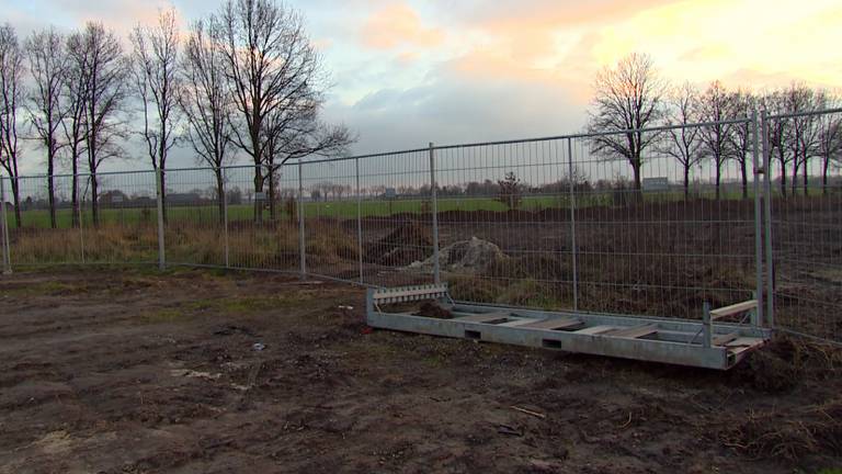 Het vervuilde stuk grond wordt gepacht door een boer.