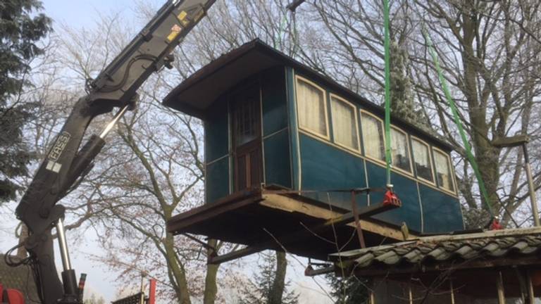 Antieke tramwagon verhuist uit Kaatsheuvel naar het museum in Hoorn