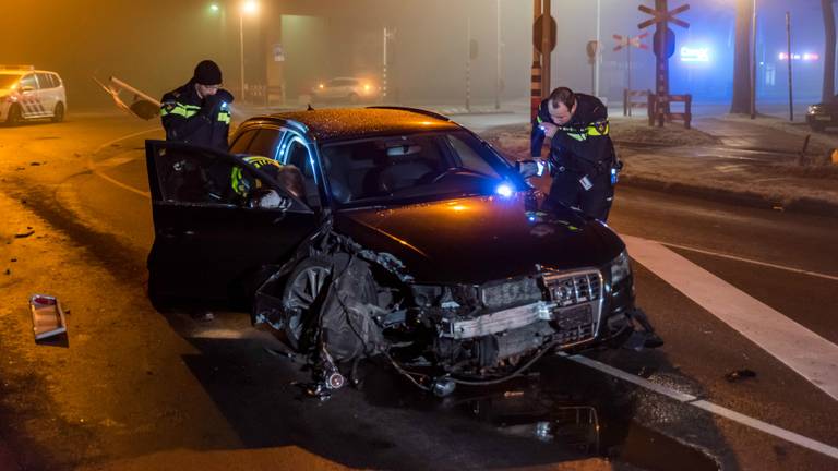 De politie onderzocht de auto. (Foto: Jules Vorselaars/JV-Media)