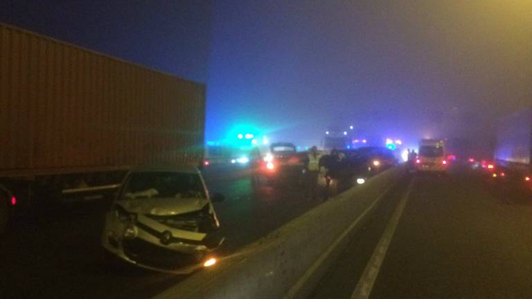 Meerdere ongelukken door mist, A29 weer open na urenlange ...