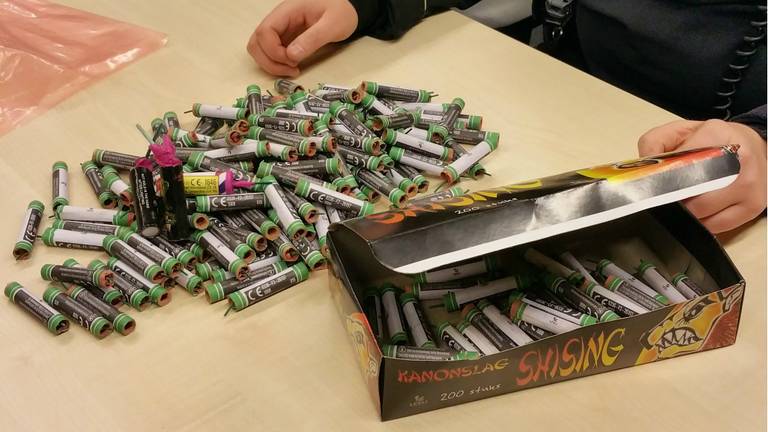 Er werden 194 stuks vuurwerk in beslag genomen. (Foto: Twitter politie)