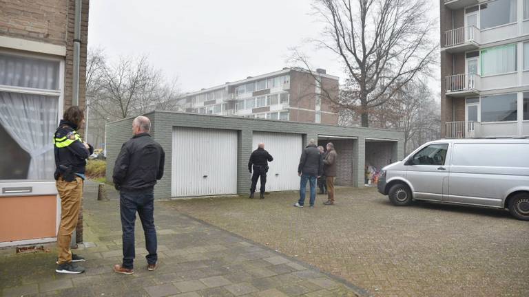 De garageboxen die doorzocht werden (foto: Toby de Kort / De Kort Media)