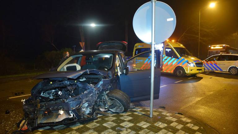 Het ongeluk veroorzaakte grote schade aan de auto's (foto: Toby de Kort/De Kort Media)