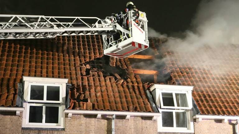 Daken verwoest door brand in Heusden. Foto: Erik Haverhals / Foto: FPMB