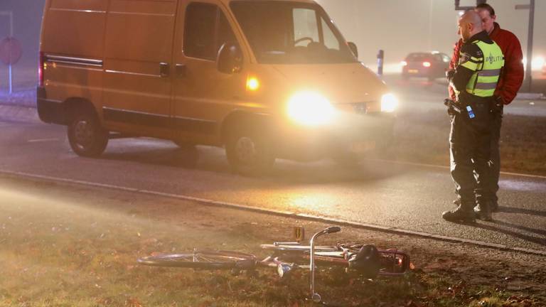 De politie zoekt naar een Renault die doorreed na ongeluk met fietsster. Foto: Gabor Heeres / SQ Vision