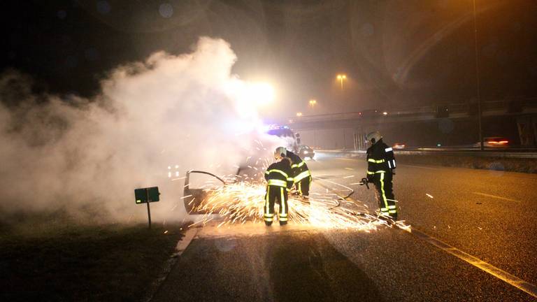 Autobrand op A58 (foto: Jeroen Stuve)