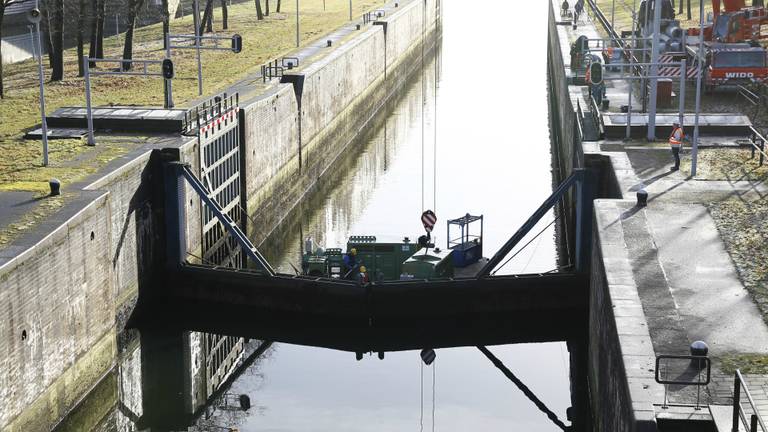 Opbouw van de pomp aan de Maas bij Heumen is in volle gang. (Foto: SK-Media).