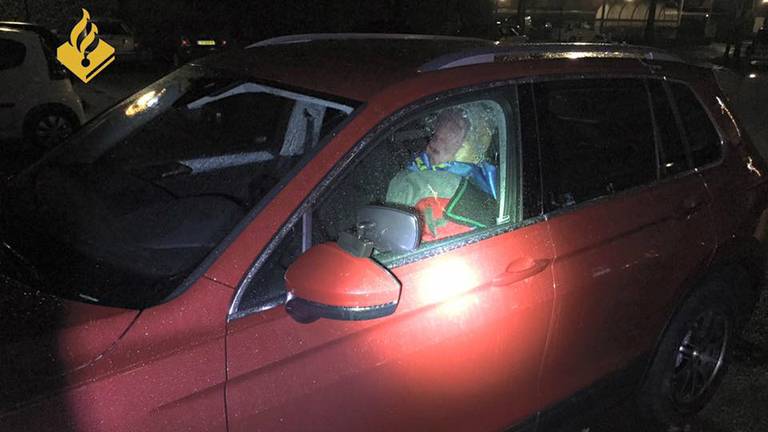 De slapende 'man' in de auto. (Foto: politie)