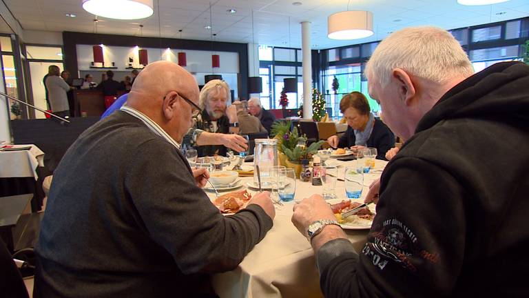 Leerlingen Fioretti College in Veghel maakten een heerlijke kerstlunch voor alleenstaande ouderen