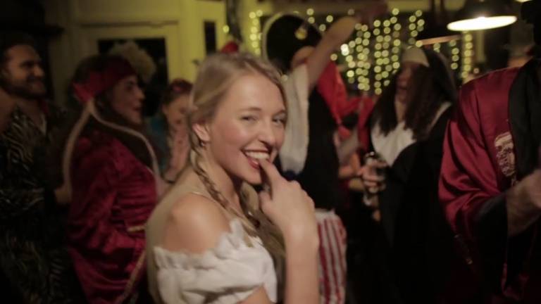 Foto: screenshot videoclip 'High five met een lekker wijf'