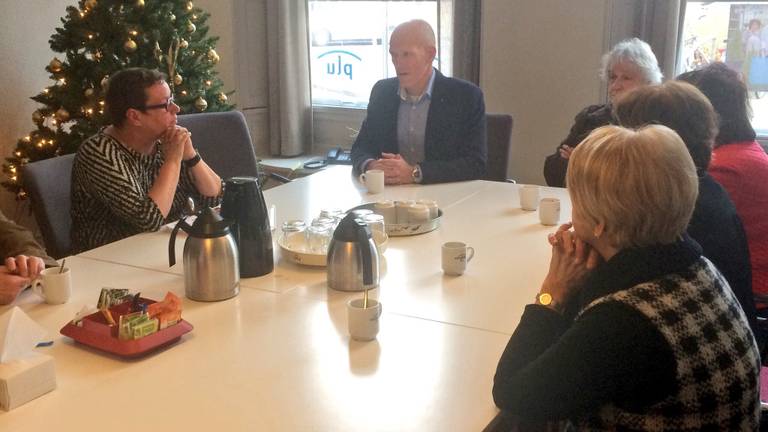 Actiecomité 'Johan moet blijven' ging om tafel met Anja Hartmans van Surplus in Oosterhout.