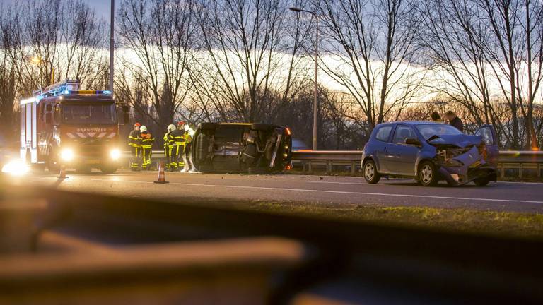 Ongeluk op de A27 waarbij meerdere auto's waren betrokken (Foto: Marcel van Dorst)
