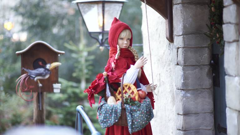 Roodkapje terug op de plek waar ze hoort (foto: De Efteling).