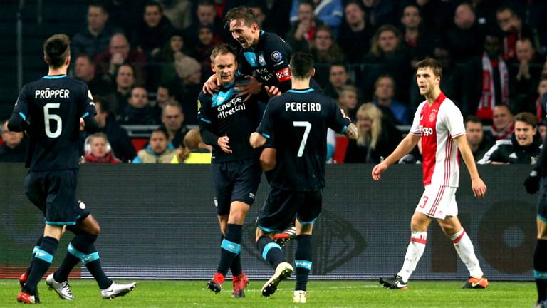 Siem de Jong bezorgde PSV een punt bij Ajax. 