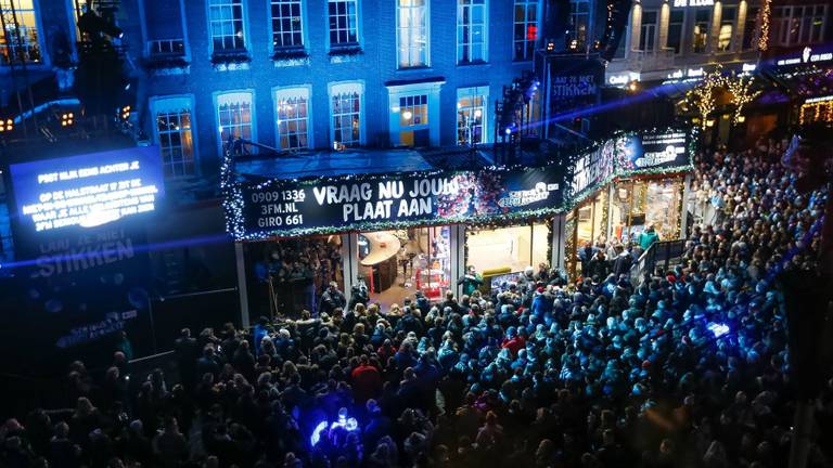 Drukte op de Grote Markt in Breda bij het Glazen Huis in 2016. (Foto: Marcel van Dorst)