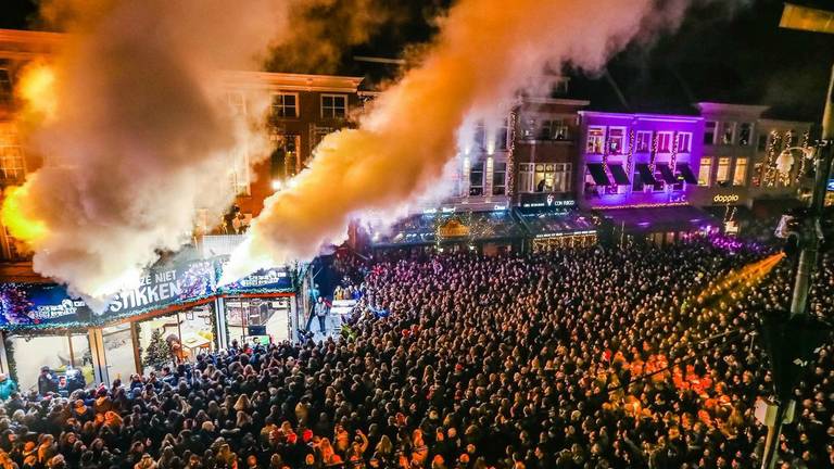 Grote Markt staat vol met mensen bij het Glazen Huis. Foto: Twitter / Ben Houdijk