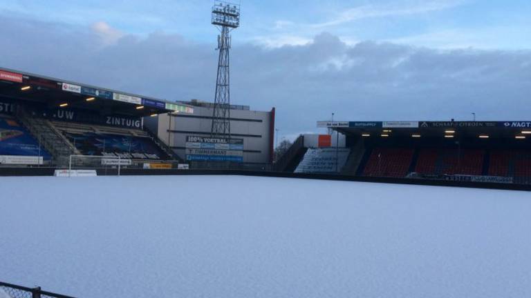 Het besneeuwde hoofdveld van De Vliert (foto: FC Den Bosch).