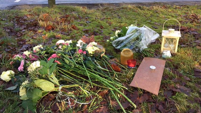 Condoleancehoekje voor Anouk uit Geffen (foto: René van Hoof)