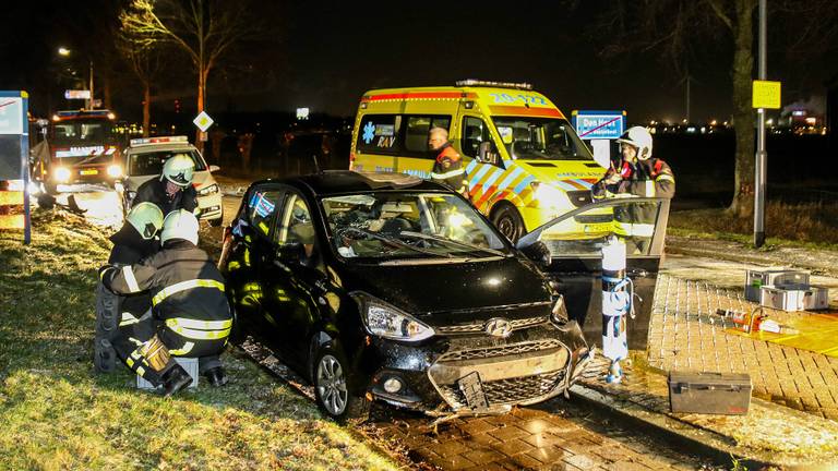 De automobilist werd door de brandweer bevrijd. (Foto: Mathijs Bertens/Stuve Fotografie)