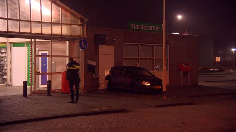 Politie doet onderzoek bij Marskramer na plofkraak. (Foto: Omroep Brabant)