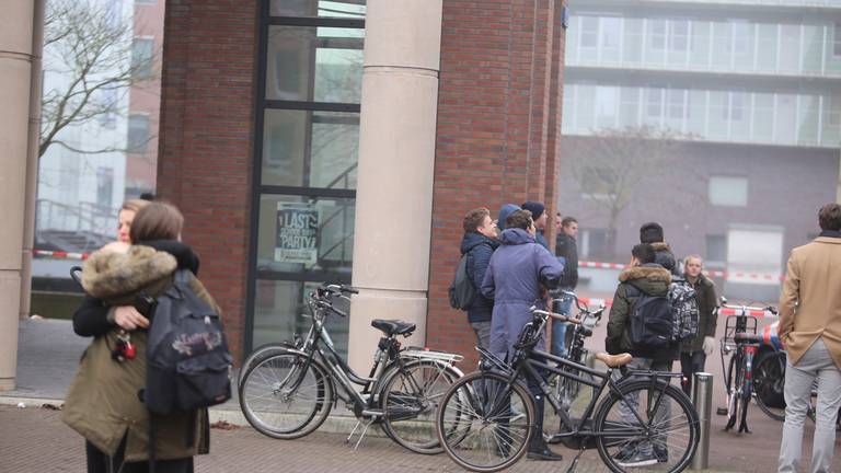 Leerlingen vinden troost bij elkaar op het Stedelijk Gymnasium. (Foto: Bart Meesters)
