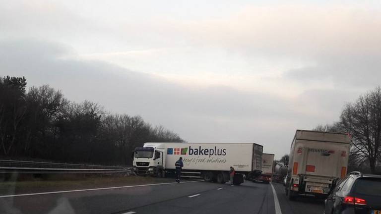 een geschaarde vrachtwagen op de A67 (foto: archief)