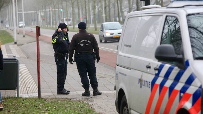 Massale zoektocht naar inbreker in omgeving Bartokstraat in Tilburg (Foto: Jeroen Stuve)