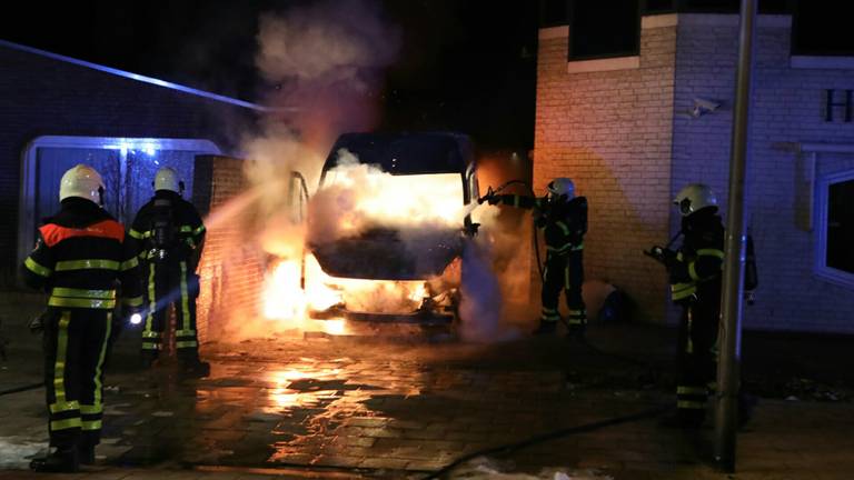 Het busje stond tussen het huis en het gebouw van Zorgpunt. (Foto: Erik Haverhals/FPMB)