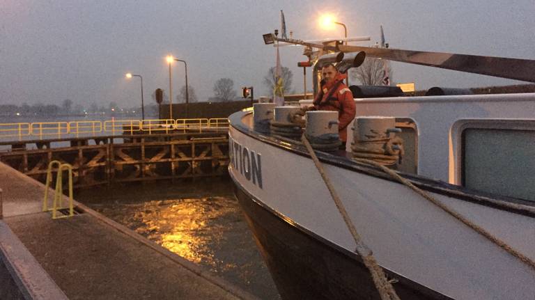 Pontje bij Cuijk kan na bijna een maand weer varen 