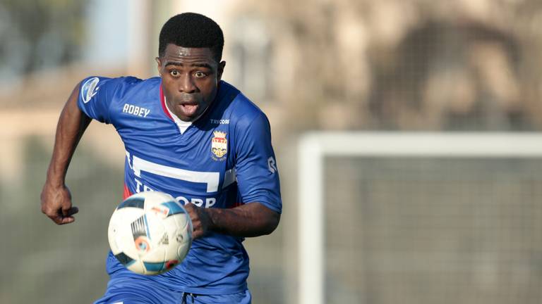 Bartholomew Ogbeche in actie voor Willem II tijdens de winterstop (foto: VI Images).