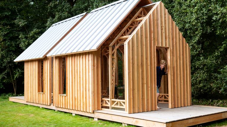 Caspar met zijn zelfontworpen tuinhuis. (Foto: Jorrit 't Hoen)