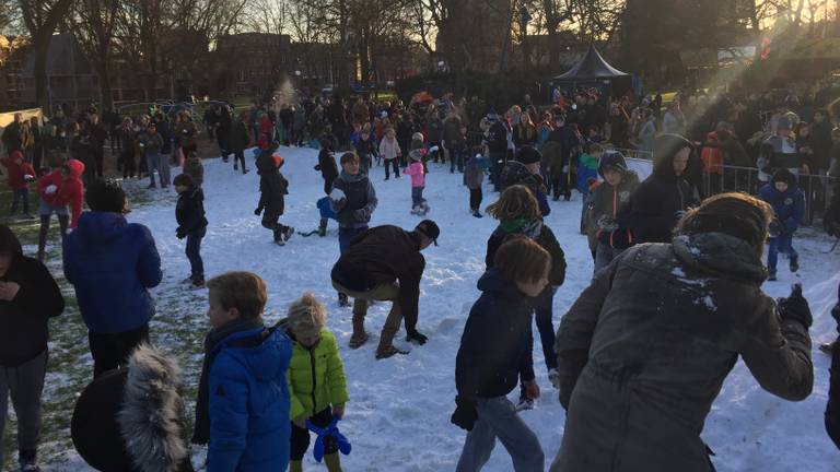 Geen sneeuw, maar wel een sneeuwballengevecht in Breda 