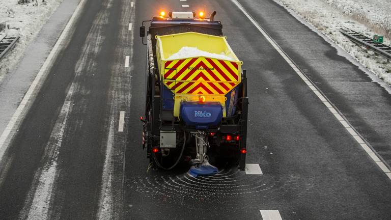 Strooien tegen de gladheid. (archieffoto)