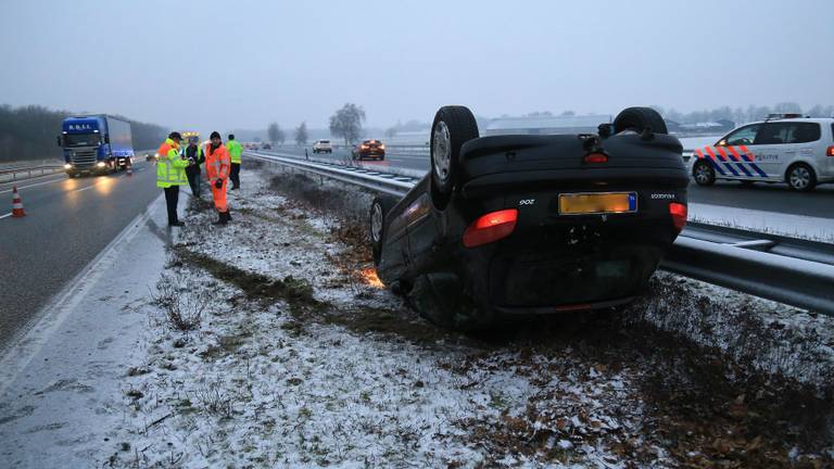 Bij het derde ongeval op de A67 sloeg een auto over de kop. (Foto: Harry Grijseels/SQ Vision)